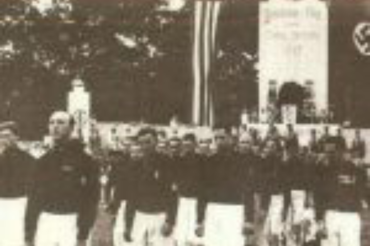 Esta foto de arquivo mostra um grupo marchando em camisas negras que eram uniforme dos fascistas italianos abaixo de uma bandeira nazista em Long Island | U.S. District Court, Eastern District of New York
Divulgação