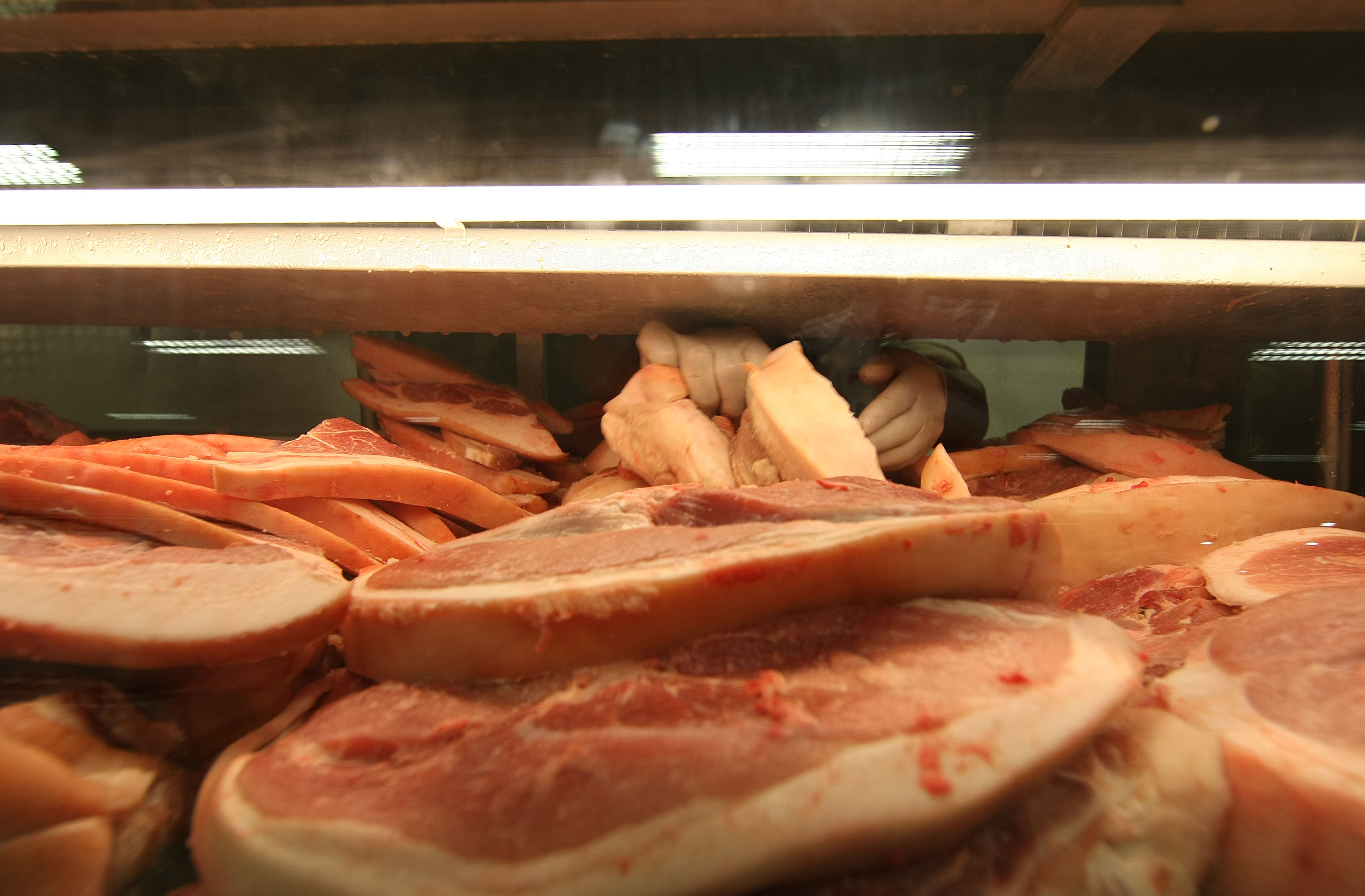 Associação informa que a maioria das cargas é desviada para estabelecimentos de pequeno porte e vendida em condições de manuseio e conservação duvidosas. | Valterci Santos/Gazeta do Povo