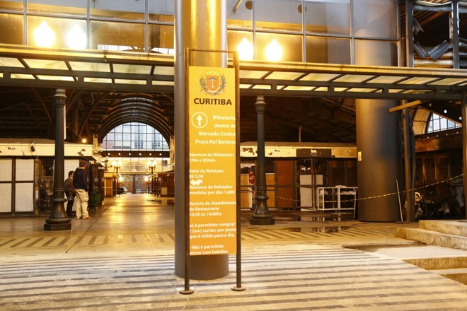 Área atingida por fogo na Rua da Cidadania foi isolada | Aniele Nascimento/Gazeta d Povo