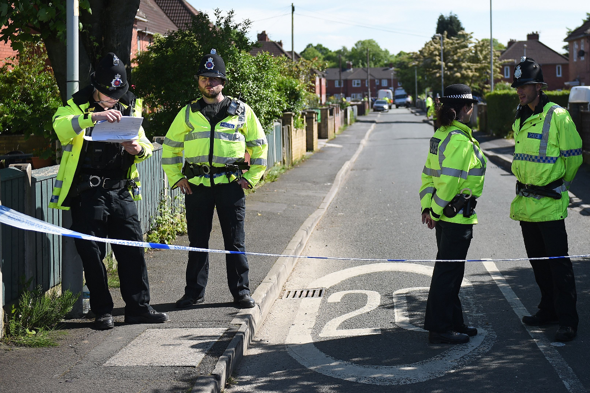 Policiais fazem busca em Manchester: menos recursos que a capital Londres | OLI SCARFF/AFP