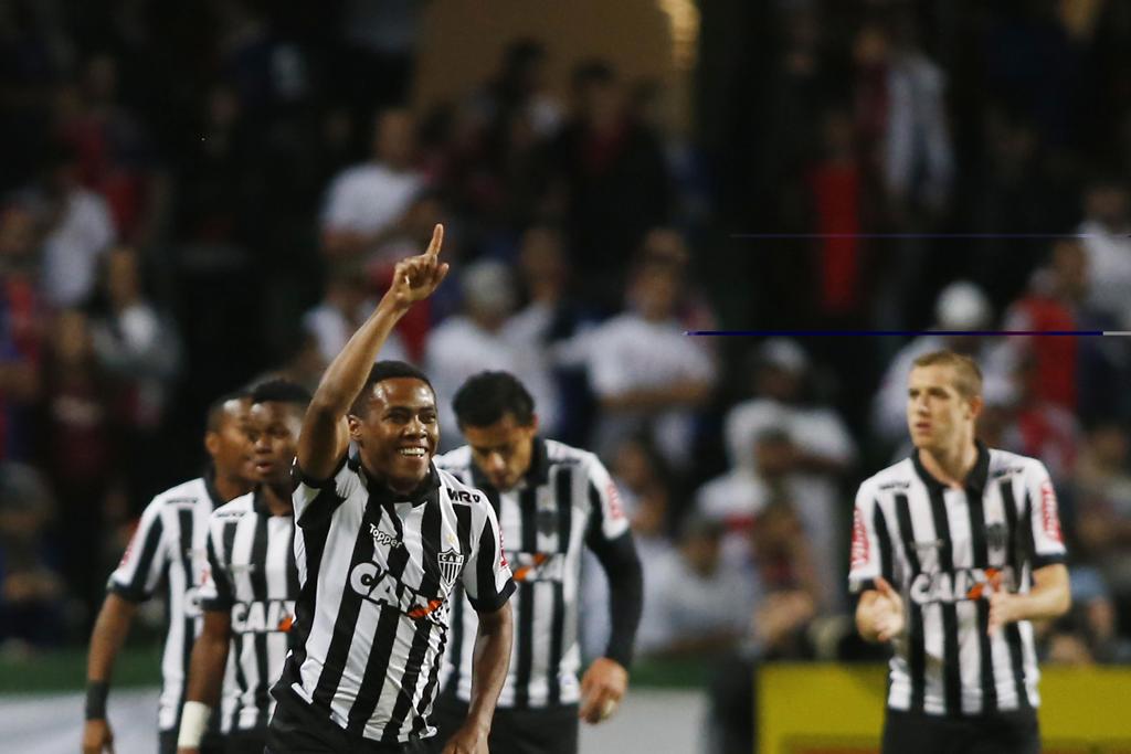 Elias comemora o gol contra o Paraná no Couto. Meia marcou cinco gols nos últimos sete jogos. | Albari Rosa/gazeta do povo