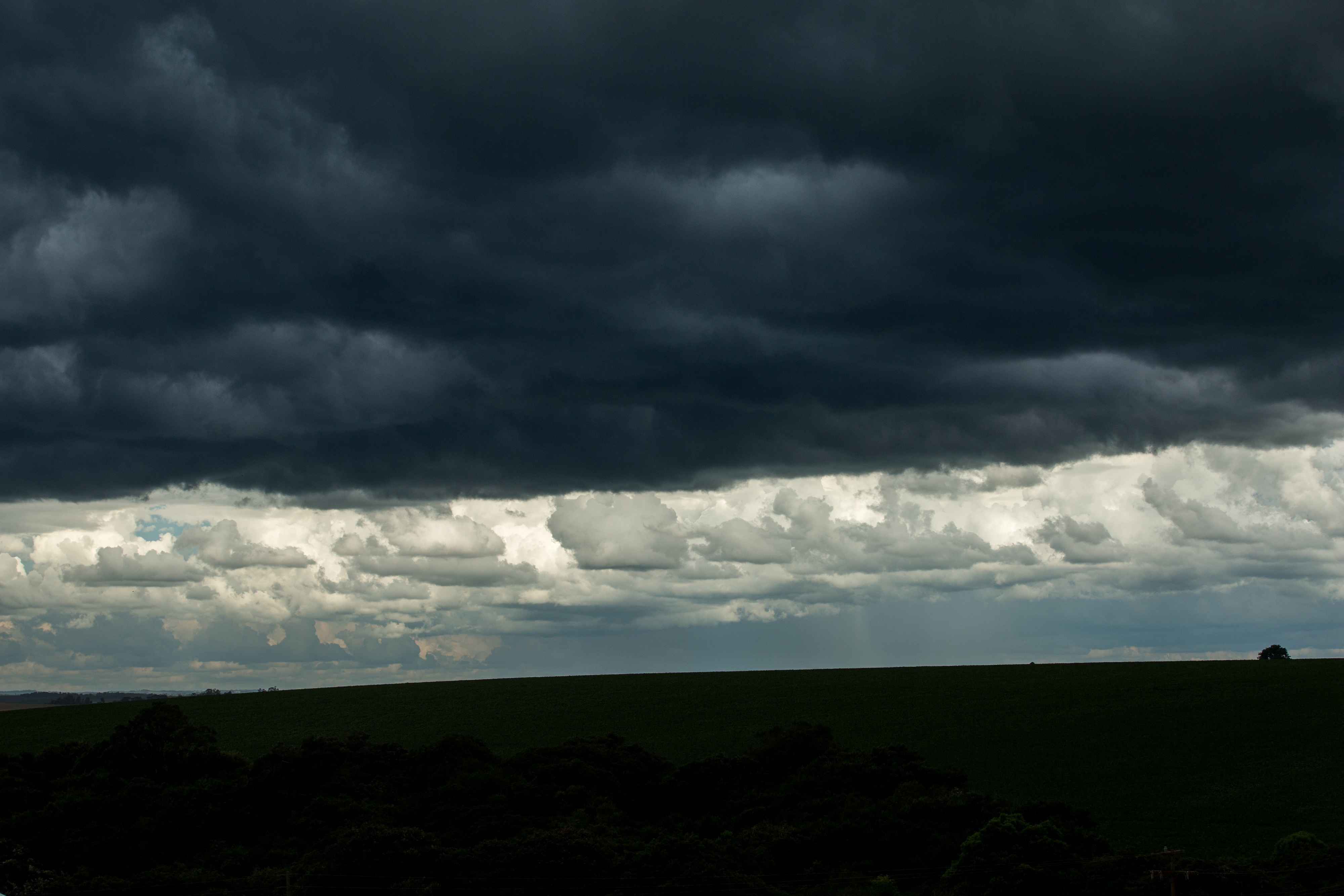A previsão para os próximos dias é de mais chuva. | Brunno Covello/Gazeta do Povo