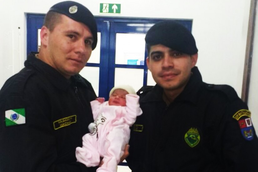 Soldados Rodrigo Machado e Aguiar fizeram o resgate da menina | Polícia Militar/ Divulgação/