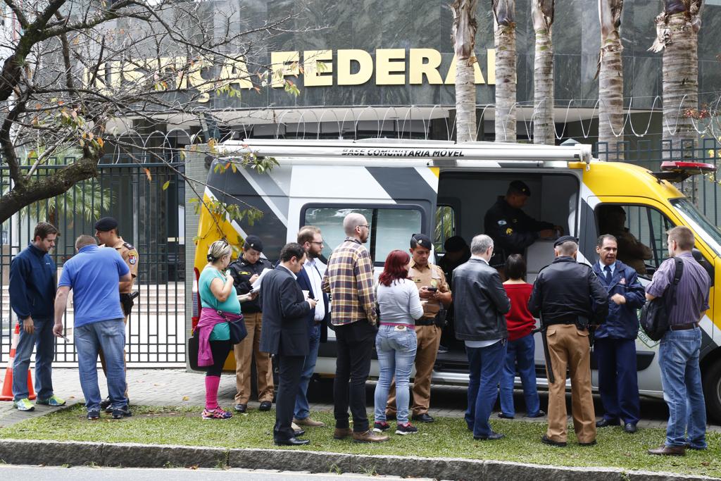 Policiais orientam moradores e trabalhadores do entorno da Justiça Federal: acesso à região quarta-feira será liberado apenas a quem  estiver cadastrado. | Aniele Nascimento/Gazeta do Povo