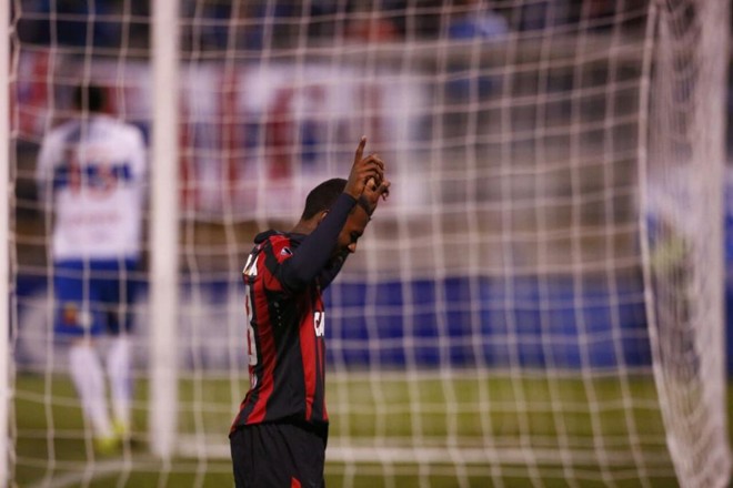 Coutinho comemora gol do Atlético na vitória épica do Atlético contra a Universidad Católica: vaga nas oitavas de final arrancada na marra! Ele marcou o segundo tento rubro-negro, colocando os paranaenses à frente no marcador: 2 a 1. | Jonathan Campos – enviado especial/Gazeta do Povo