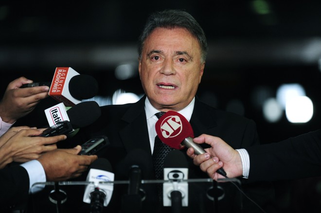 Alvaro Dias fala com a imprensa no Senado nesta sexta-feira (18) | Jane de Araújo/Agência Senado