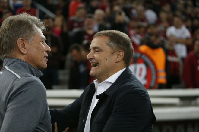 Técnicos Paulo Autuori e Diego Aguirre se cumprimentam. | Albari RosaGazeta do Povo