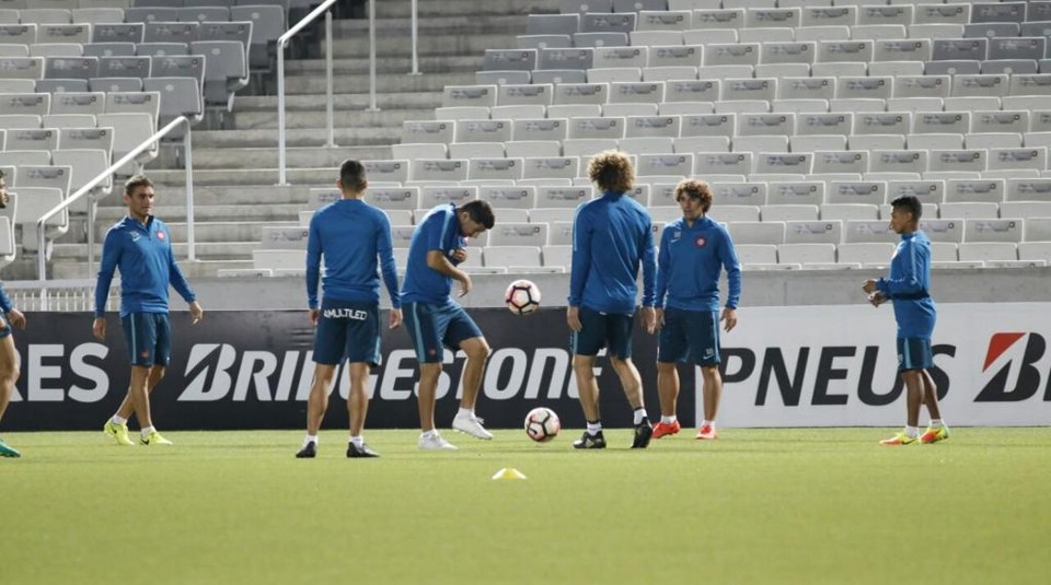 Jogadores do San Lorenzo treinam no gramado sintético da Arena da Baixada, onde enfrentam o Atlético nesta quarta-feira (3). | Pedro Serápio/Gazeta do Povo
