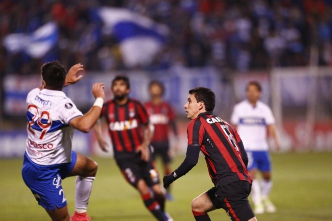 Pablo observa atentamente a bola (que não está na imagem) na tentativa de buscar a reação atleticana em Santiago. | Jonathan Campos– enviado especial/Gazeta do Povo