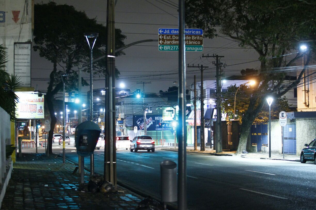 Furto de luminárias aumenta a insegurança da população | Lineu Filho/Gazeta do Povo