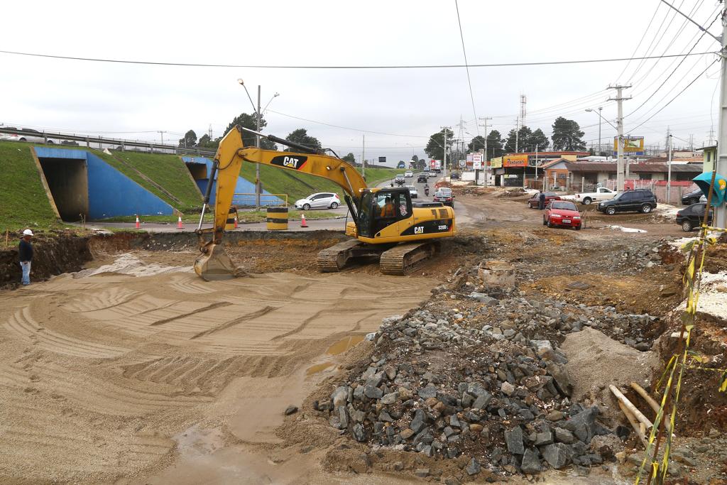 Obra na marginal da BR-277 vai bloquear o trânsito na trincheira da avenida que liga o Uberaba ao Cajuru. | Valdecir Galor/SMCS