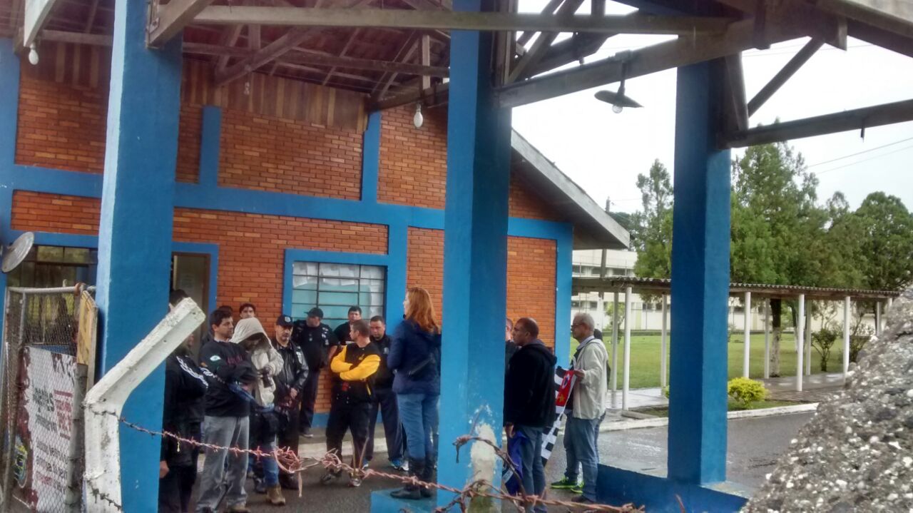 Agentes penitenciários bloqueiam entrada de visitantes a presos no Complexo Médico Penal | Angieli Maros/Gazeta do Povo