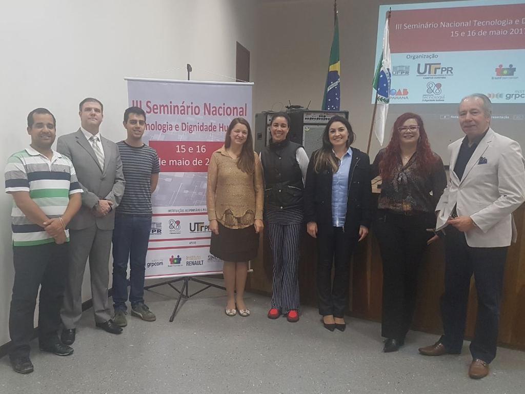 Ana Gabriela Simões Borges (com óculos), do Instituto GRPCOM, no seminário ocorrido na UFPR. | Divulgação/