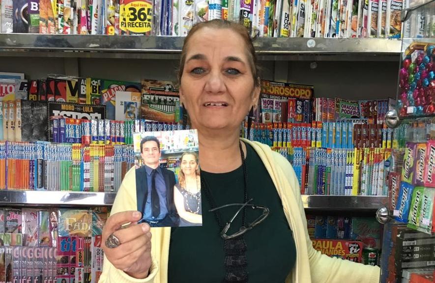 Elenice Accordi com foto do juiz Sergio Moro: ao contrário dos outros comerciantes, dona da banca em frente à Justiça Federal está tendo lucro com o depoimento de Lula. | Eriksson Denk/Gazeta do Povo