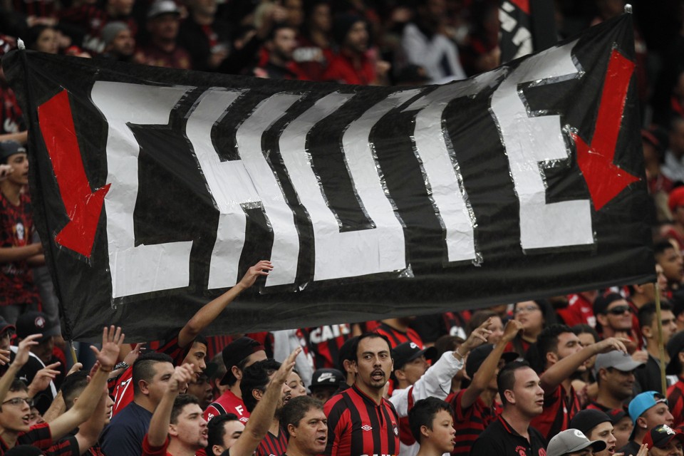 Torcida cria faixa para orientar os atacantes a fazer gol na Arena | Jonathan Campos/Gazeta do Povo