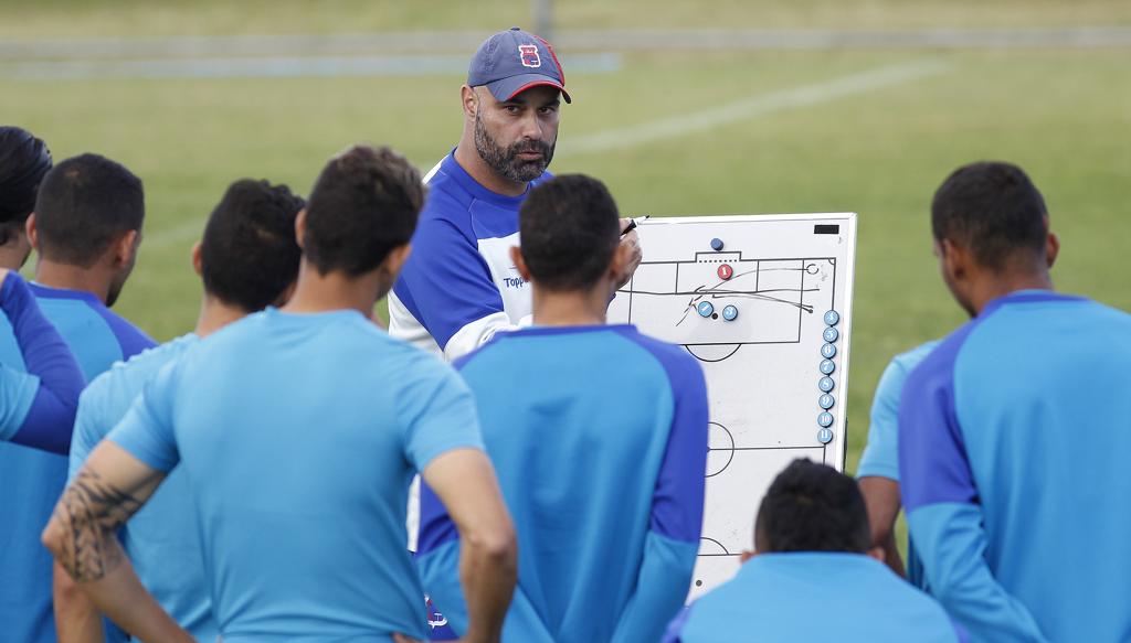 Técnico Cristian de Souza orienta a equipe no treino do Paraná. | Jonathan Campos/Gazeta do Povo