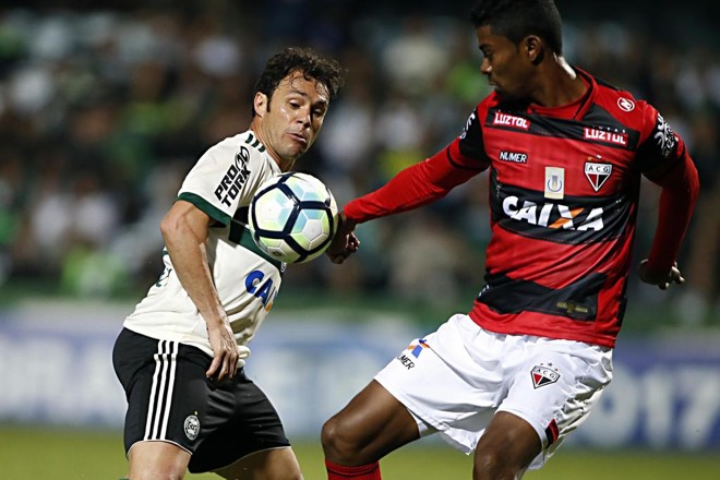 Bola bateu claramente na mão de defensor do Atlético-GO em lance no primeiro tempo, mas árbitro não marcou pênalti. | Albari Rosa/Gazeta do Povo