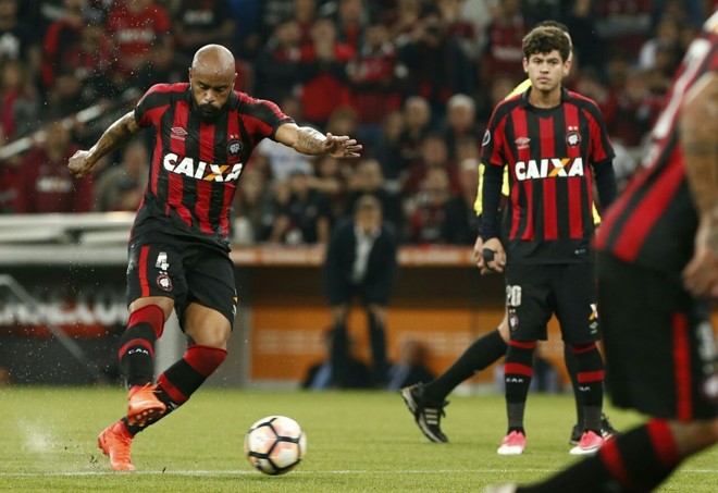 Cobrança de falta rasteira de Thiago Heleno. | Hugo HaradaGazeta do Povo