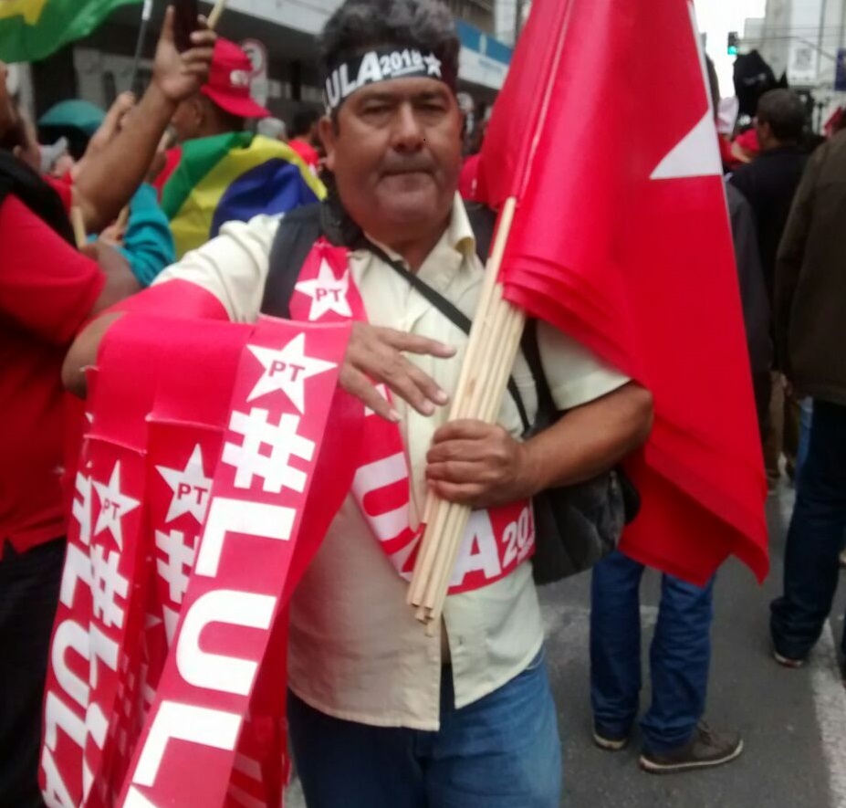 Vendedor ambulante oferece adesivos com inscrição Lula 2018 para presidente | Cecília Tümler/Gazeta do Povo