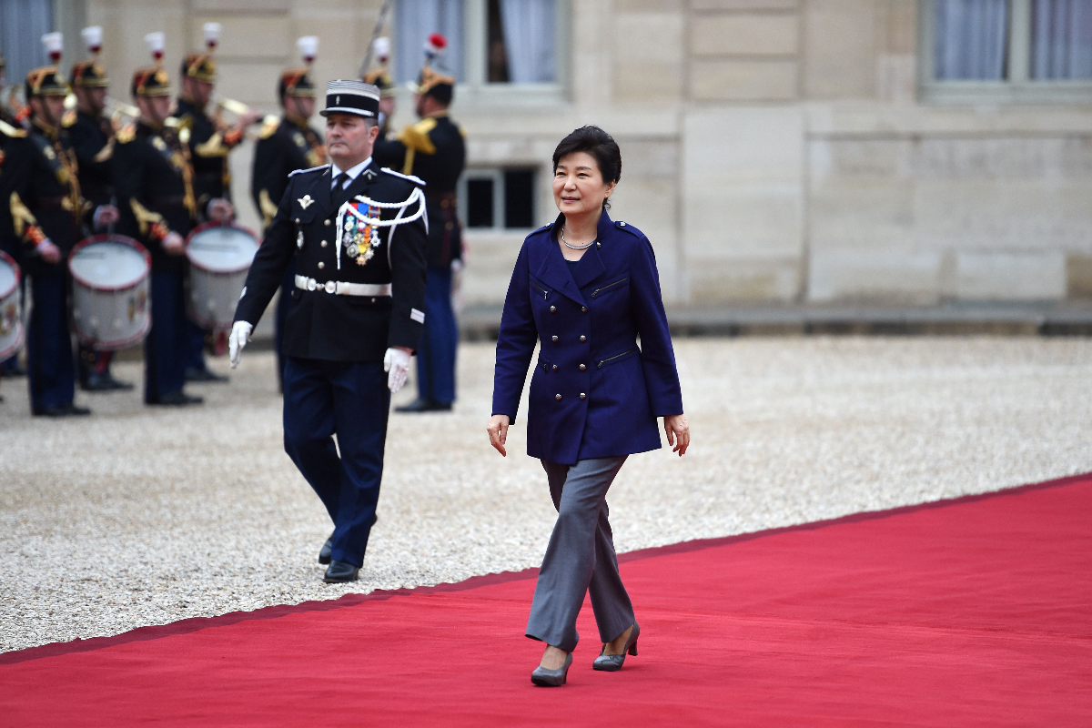 A ex-presidente da Coreia do Sul, Park Geun-hye, em seus tempos de glória, indo à França se encontrar com François Hollande em junho de 2016. Agora ela vive em uma prisão. | STEPHANE DE SAKUTINAFP