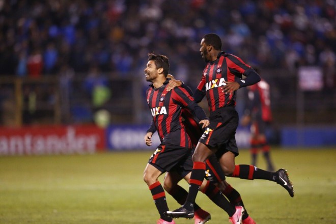 O primeiro gol do Atlético no Chile foi marcado por Eduardo da Silva, que entrou no segundo tempo. | Jonathan Campos –enviado especial/Gazeta do Povo