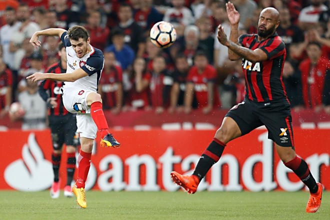 Thiago Heleno recebeu cartão amarelo e será desfalque no próximo jogo contra a Universidad Católica. | Albari RosaGazeta do Povo