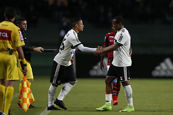 Anderson saiu lesionado ainda na etapa inicial. Durante o jogo, Alan Santos e Neto Berola também saíram machucados. | Albari Rosa/Gazeta do Povo
