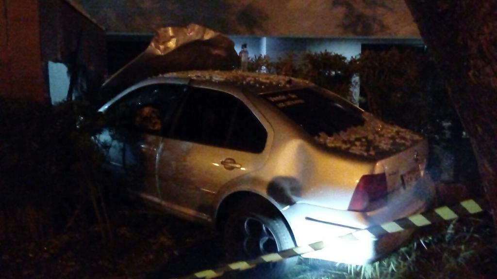 Carro invadiu entrada de condomínio no Cristo Rei | Ana Tereza Motta/ Tribuna do Paraná