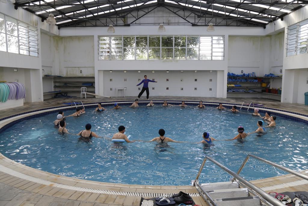 Idosos atendidos na UBS Ouvidor Pardinho voltaram a ter aulas de hidroterapia e hidroginástica após um mês de interrupção das atividades | Pedro Serapio/Gazeta do Povo