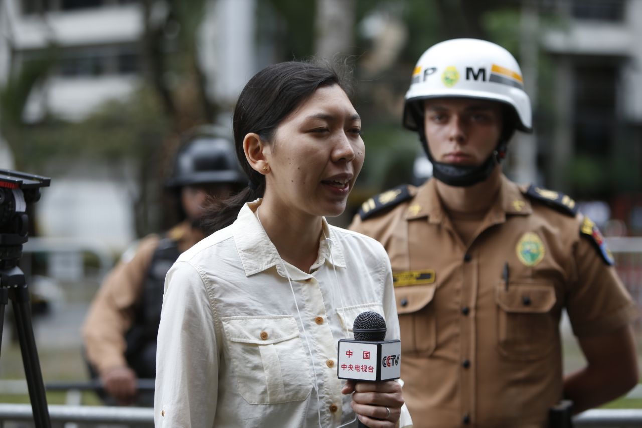 Repórter Tie Nan, da TV estatal chinesa, é um dos 20 jornalistas estrangeiros que estão cobrindo o depoimento de Lula em Curitiba. | Albari Rosa/Gazeta do Povo