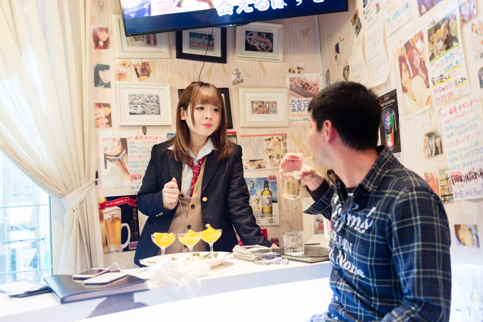 Although Airi, 18, não é estudante, mas usa uniforme no café onde trabalha em Tóquio porque a torna mais popular com os clientes, afirma | Ko Sasaki/For The Washington Post