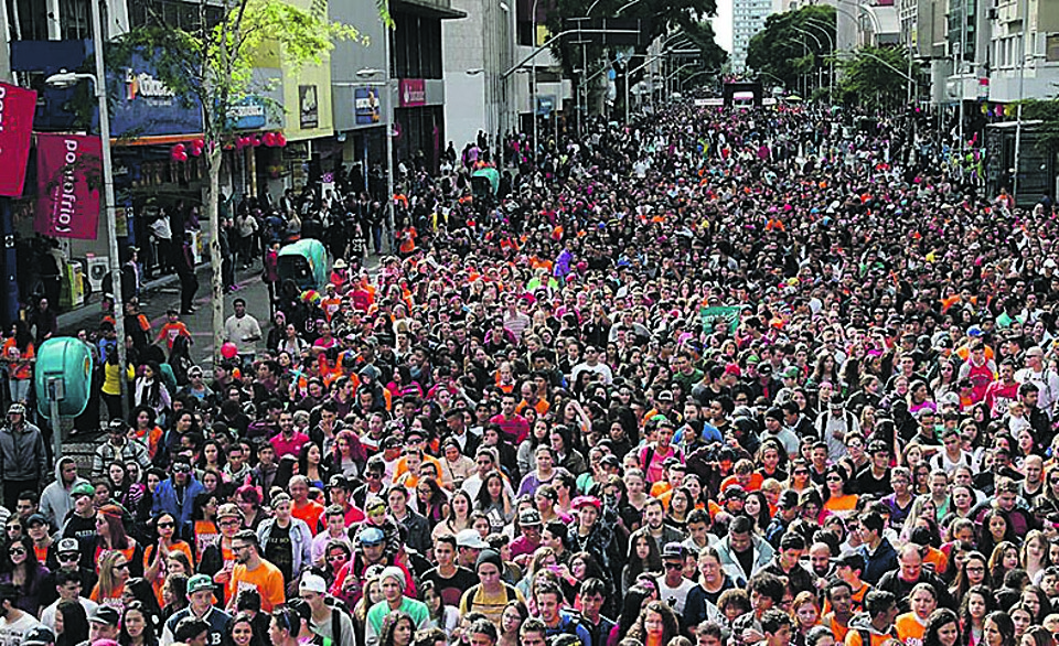 Marcha para Jesus bloqueia ruas e muda trajetos de ônibus em Curitiba Em 2016, passeata reuniu 140 mil fiéis | Aniele Nascimento/Gazeta do Povo/Arquivo
