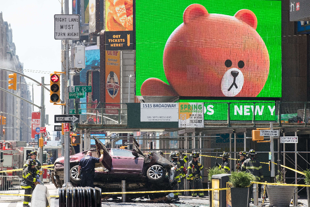 Sedan vermelho atropelou ao menos dez pessoas nesta quinta, na Times Square | Drew Angerer/AFP