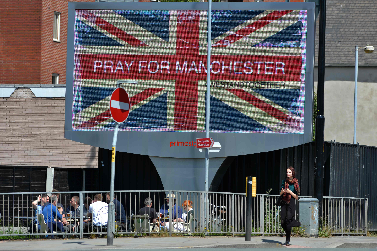 Telão exibe os dizeres: "Pray For Manchester", perto da Manchester Arena, em Manchester, onde um ataque terrorista deixou 22 mortos nesta segunda-feira (22), durante um show da cantora Ariana Grande | BEN STANSALL/AFP
