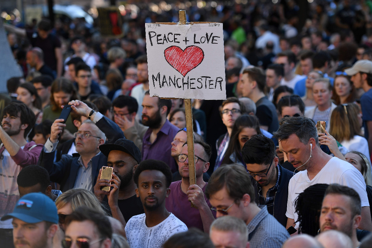 Vigília na Praça Albert, em Manchester, em solidariedade às vítimas do ataque que matou 22 pessoas, inclusive crianças, na Manchester Arena | BEN STANSALL/AFP