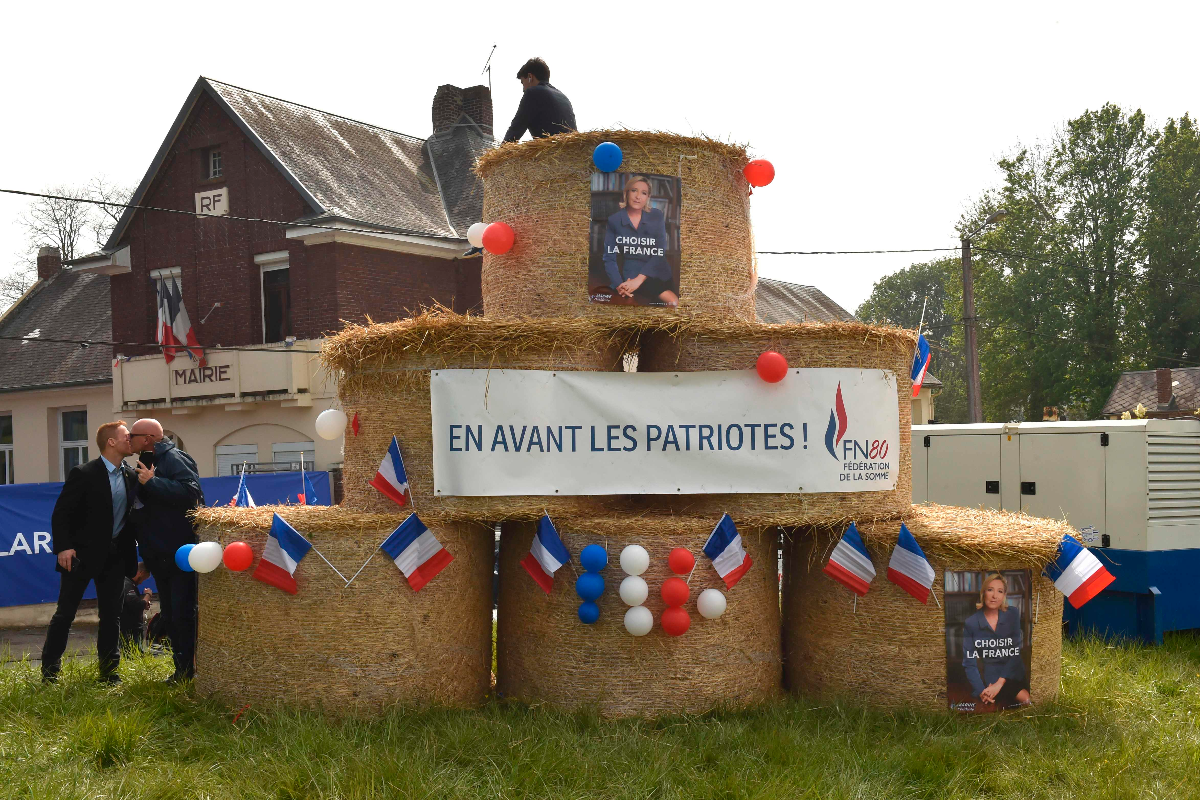 Fardos de feno são decorados com balões nas cores da bandeira francesa na pequena comuna de Ennemain, no Norte da França, onde Marine Le Pen esteve nesta quinta-feira (04). | PHILIPPE HUGUENAFP