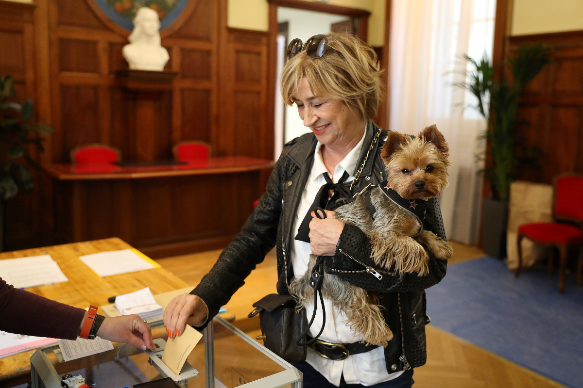 Eleitora vota em Nice, no Sul da França. Votos em branco e abstenção bateram recorde no segundo turno | VALERY HACHEAFP