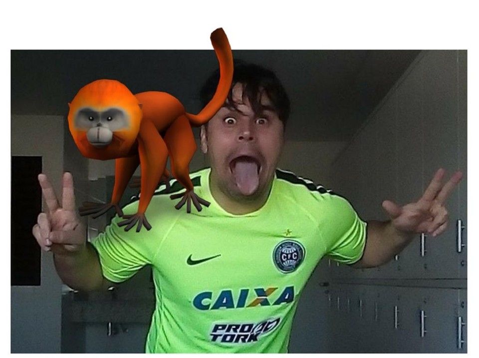 Dion ficou conhecido como ‘mico’ do Coritiba em 2016, fez careta com a camisa do clube e ainda cobra o COxa na Justiça. | /