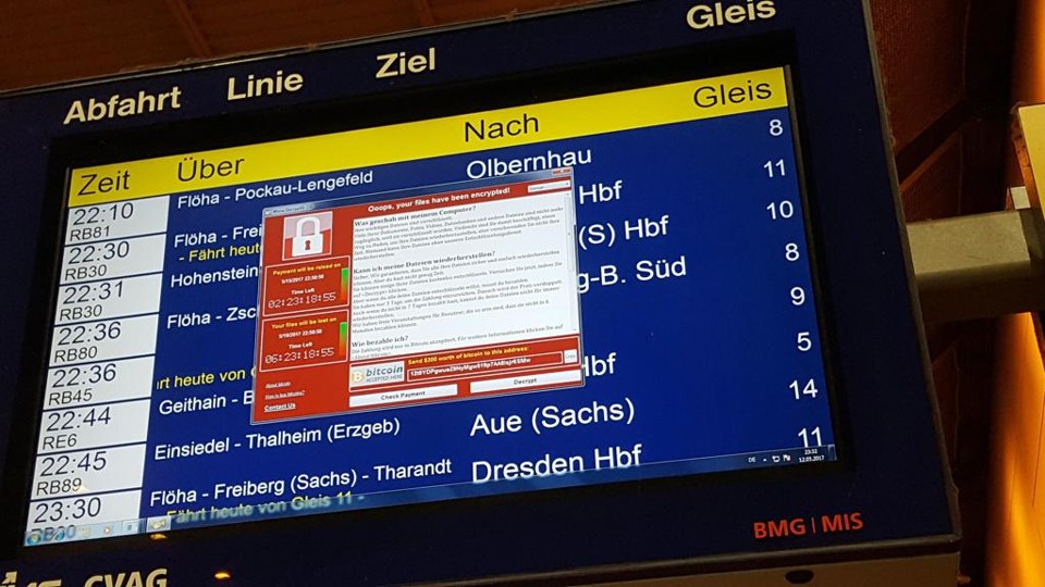 Exemplo de como o ataque funciona: um aviso aparece na tela de uma estação de trem em Chemnitz, na Alemanha. | P. Goetzelt/AFP