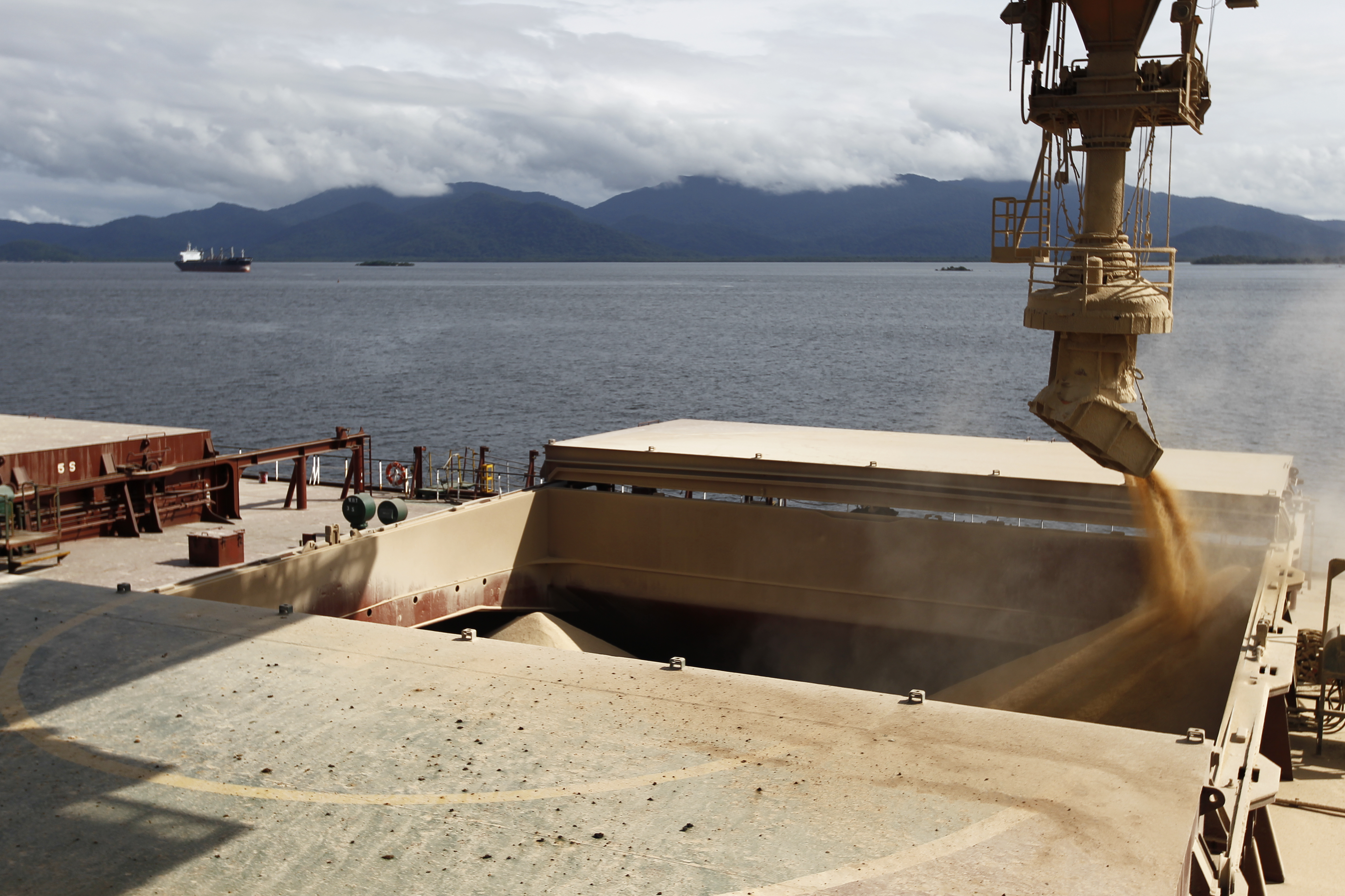 Segundo o Mapa, as exportações do chamado complexo soja cresceram 12,6% em relação a abril de 2016, com US$ 4,55 bilhões. | Jonathan Campos/Gazeta do Povo