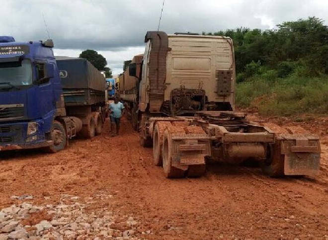 O ministro dos Transportes prometeu dar um fim ao lamaçal que, todos os anos, toma conta de trechos da BR-163, no Pará. | Divulgação/