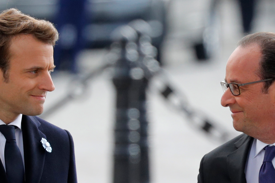 Emmanuel Macron (na imagem com o atual presidente, François Hollande), que assumirá o cargo no dia 14 de maio, espera obter uma maioria absoluta nas legislativas de 11 e 18 de junho | PHILIPPE WOJAZERAFP