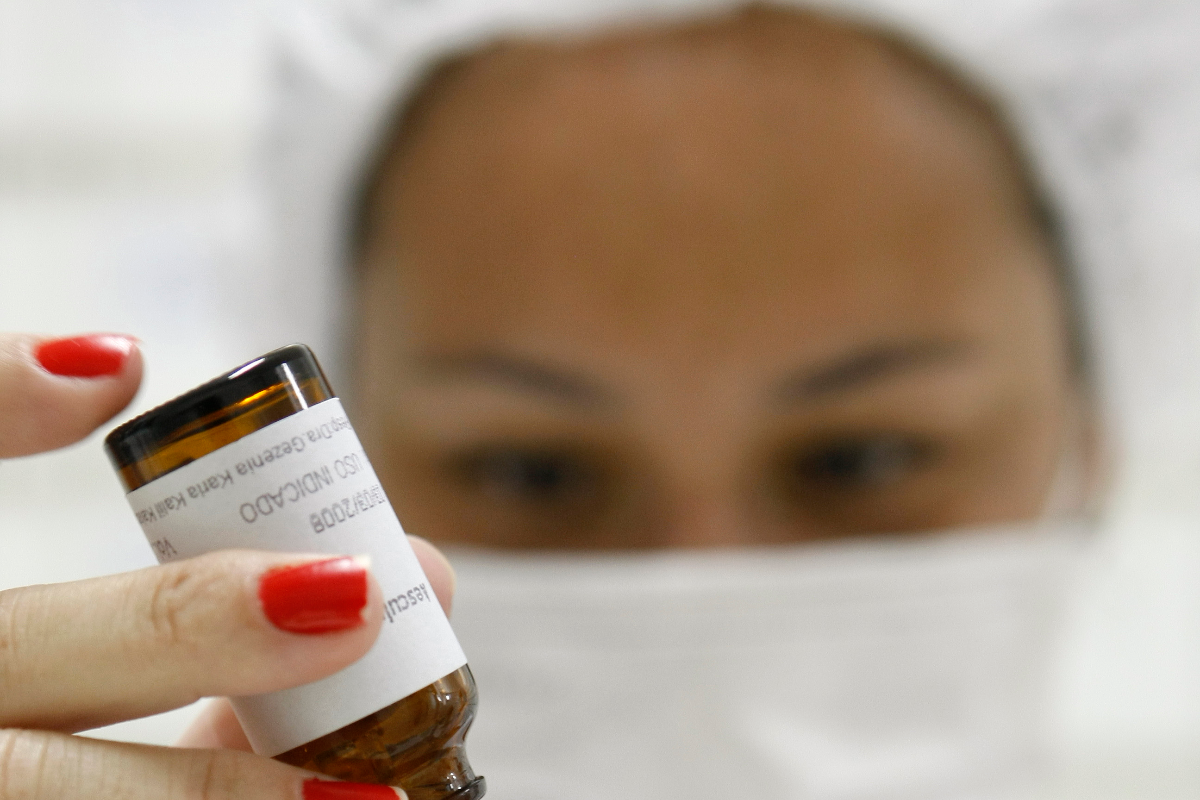 Farmacêutica manipula medicamentos para fabricação de remédio homeopático em Curitiba. | Rodolfo Buhrer / Agência de Notí/Rodolfo BUHRER