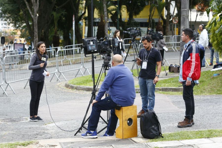 Imprensa movimenta o entorno do prédio da Justiça Federal desde manhã. | Aniele Nascimento/Gazeta do Povo