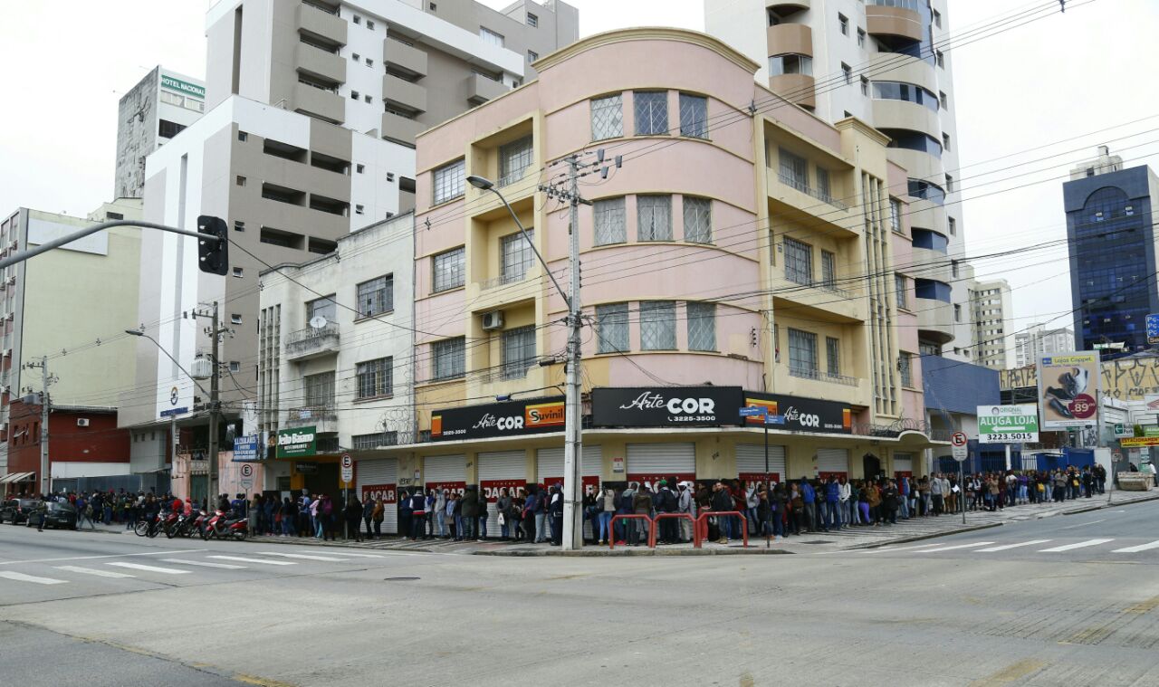 Fila começa no meio da quadra da rua Lourenço Pinto, ao lado da Câmara Municipal | Aniele Nascimento/Gazeta do Povo