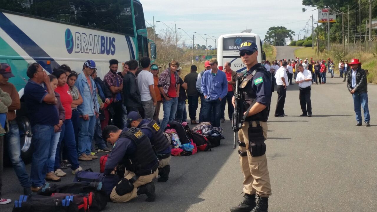 Policiais rodoviários federais revistam ônibus de manifestantes antes de chegar a Curitiba. | PRF/