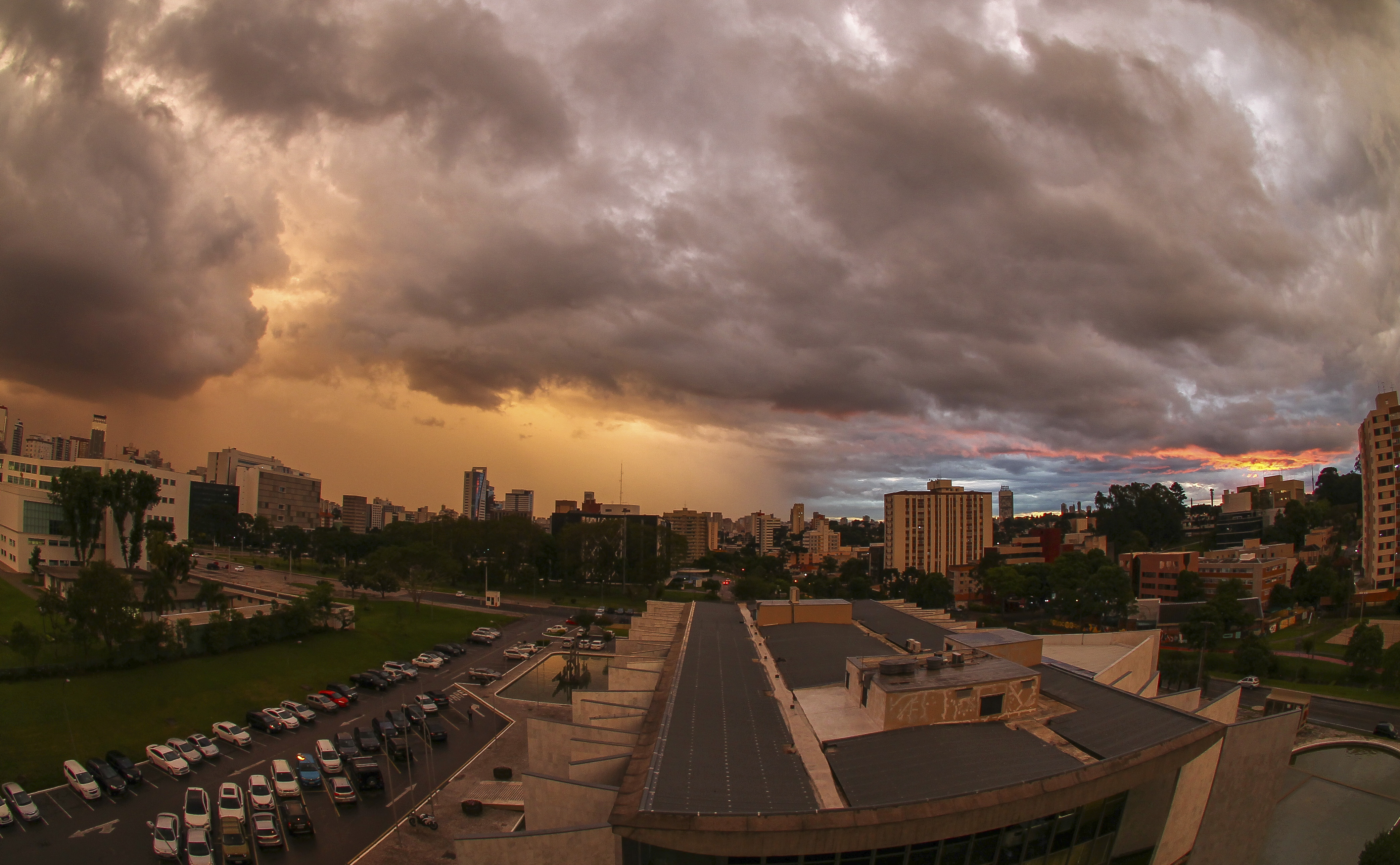 Nebulosidade segue no céu de Curitiba nesta sexta-feira (12) | Daniel Castellano/Gazeta do Povo