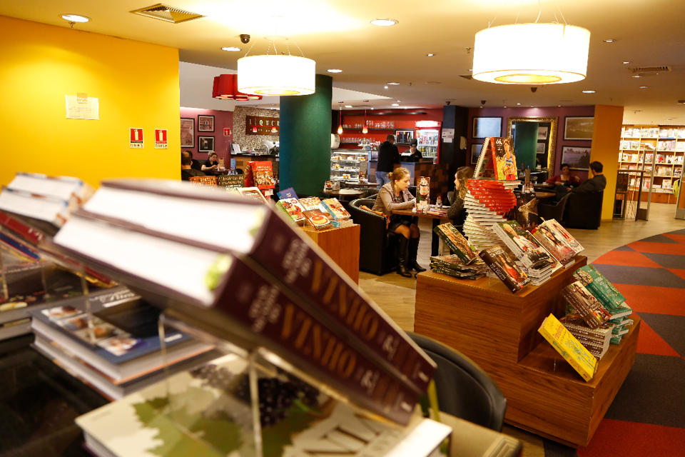 Com a crise das lojas físicas, Livraria Cultura busca no mundo on-line novas formas de receita.  | Gazeta do Povo					/
