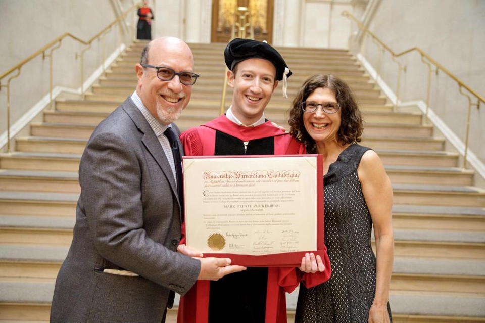 Na ocasião, o CEO do Facebook recebeu da instituição um diploma honorário de Legum Doctor. | Divulgação/Facebook
