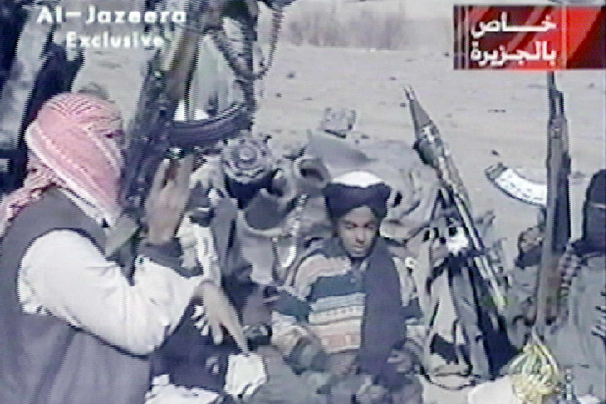 Acredita-se que o jovem ao centro da imagem seja Hamza bin Laden, um dos vinte filhos do terrorista saudita Osama bin Laden. A imagem, feita pela rede de televisão catari al-Jazeera, é de 07 de novembro de 2001. Hamza, hoje com 28 anos, é considerado uma estrela em ascensão dentro da al-Qaeda. Provavelmente por motivos de segurança, não existem imagens dele depois de adulto. | al-Jazeera/AFP